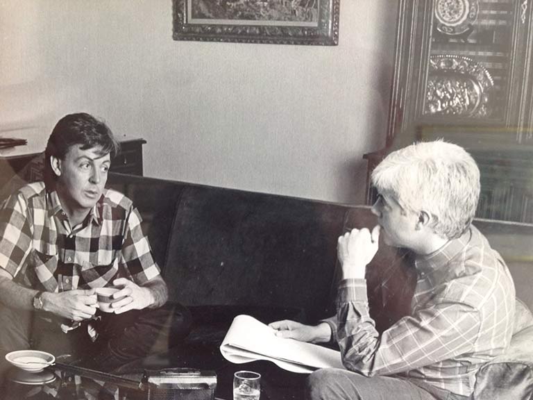 Paul McCartney talking to David Gritten © Anne Knudsen, Los Angeles Herald Examiner