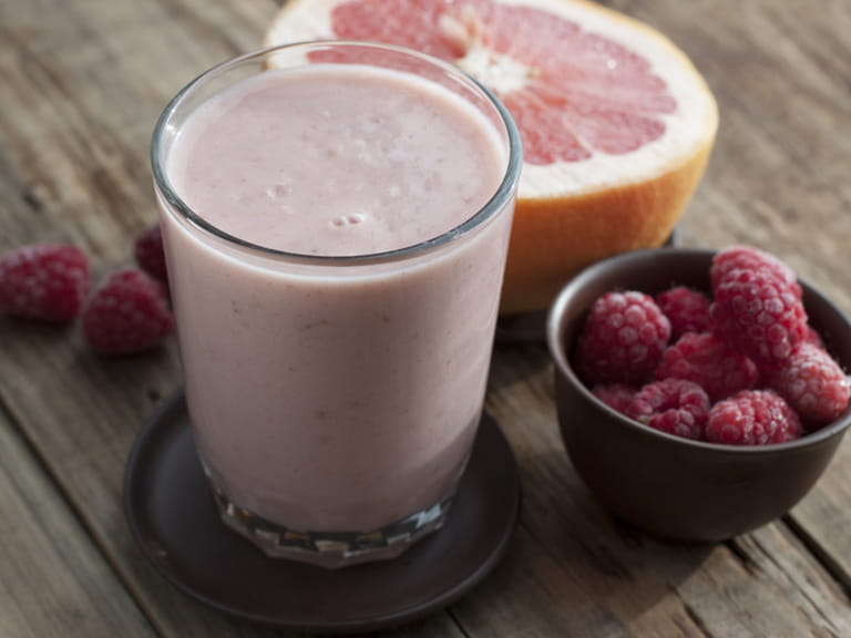 Cold busting grapefruit and berry smoothie