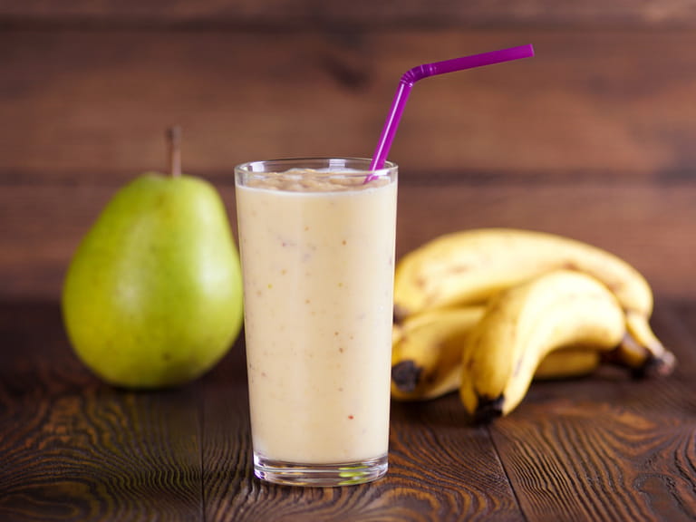 Heart-friendly pear and oatmeal smoothie