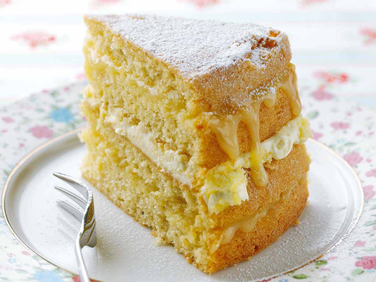 Lemon cake filled with clotted cream