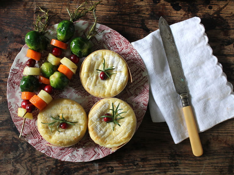 Baked camemberts with vegetable skewers