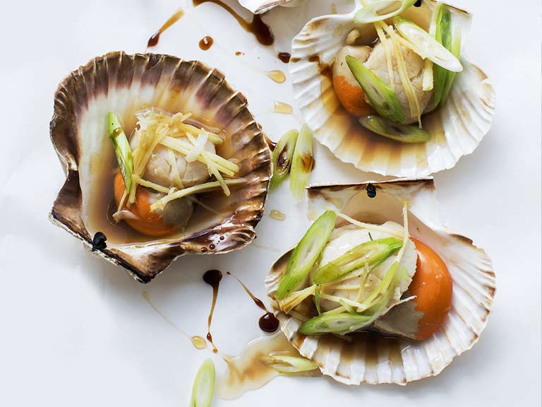 Scallops with soy, ginger and spring onions
