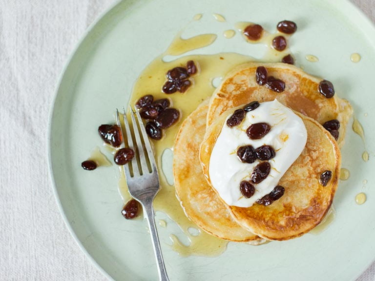 Greek yogurt pancakes with honey and raisin sauce