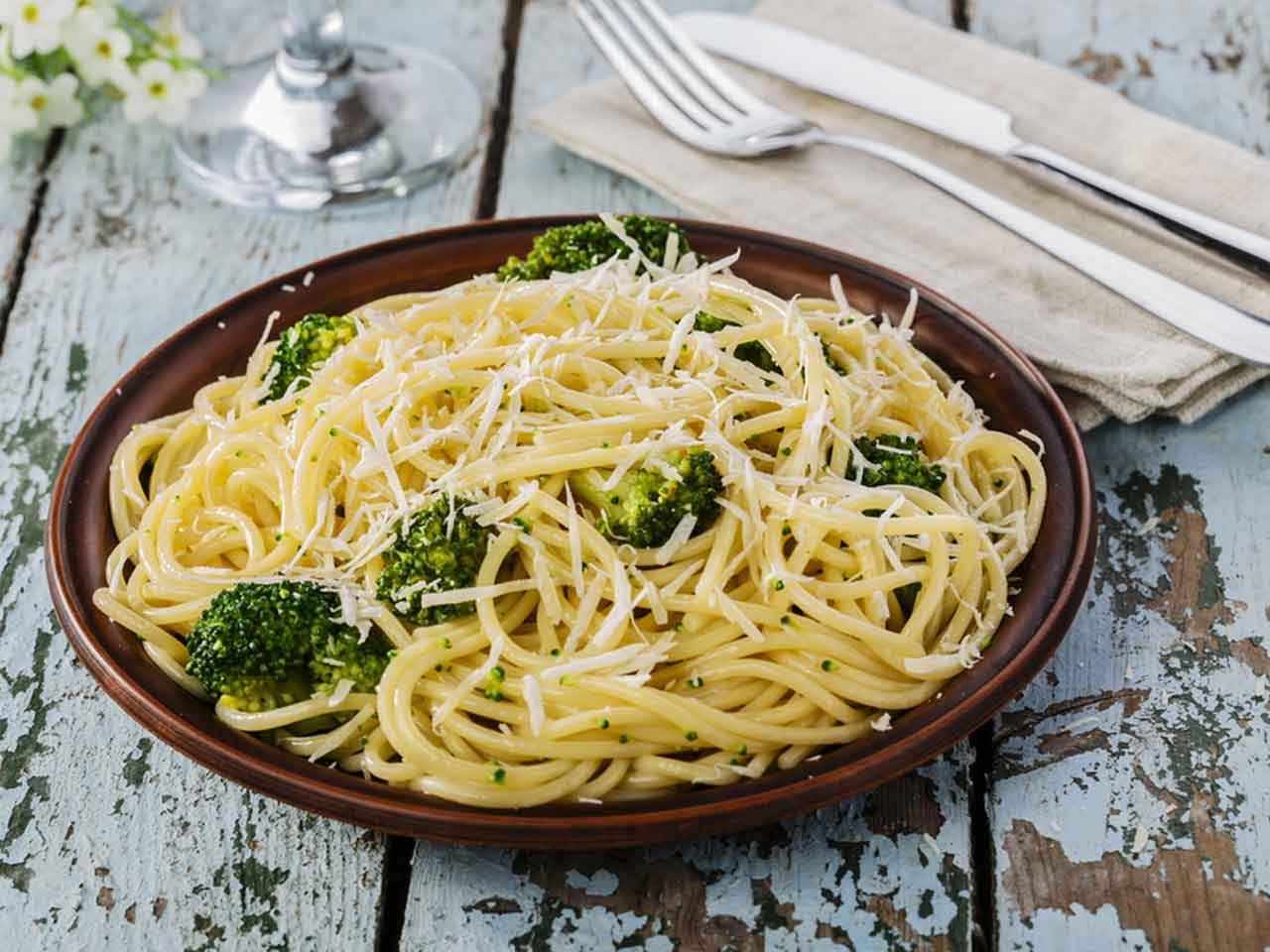 Spaghetti with broccoli and anchovies
