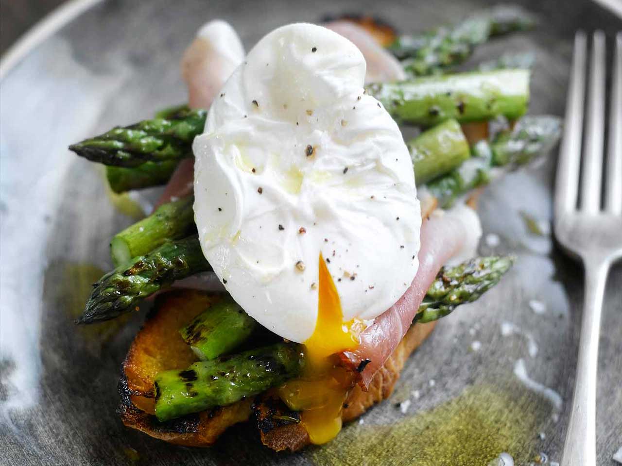 Toasted sourdough with grilled asparagus, Serrano ham and poached eggs 