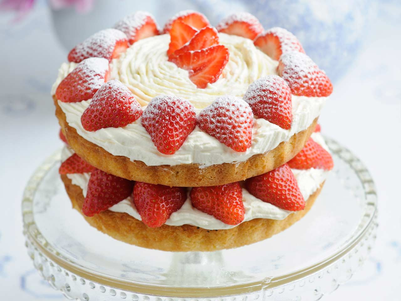 Victoria sponge with fresh strawberries and cream
