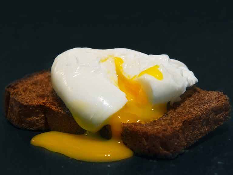 Poached egg with wholemeal toast