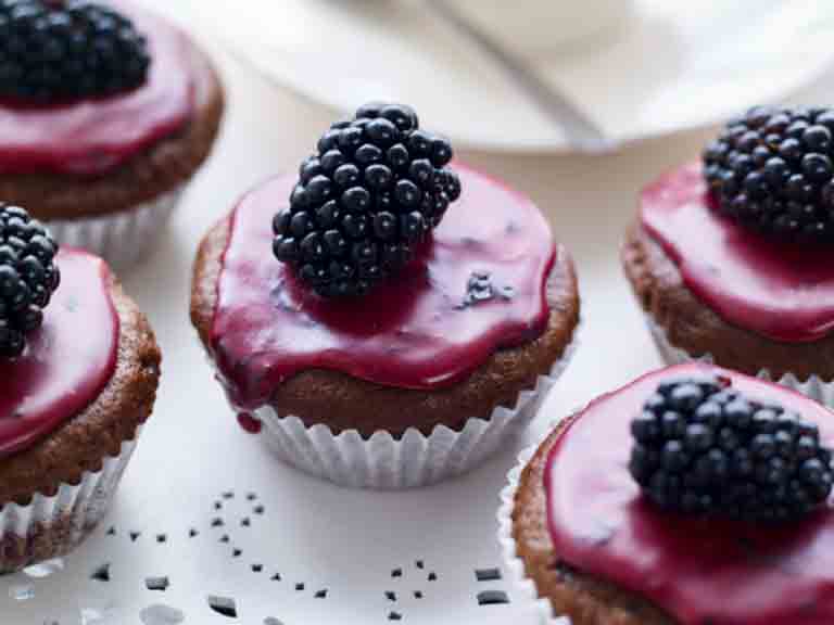 Vegan blackberry and chocolate fairy cakes