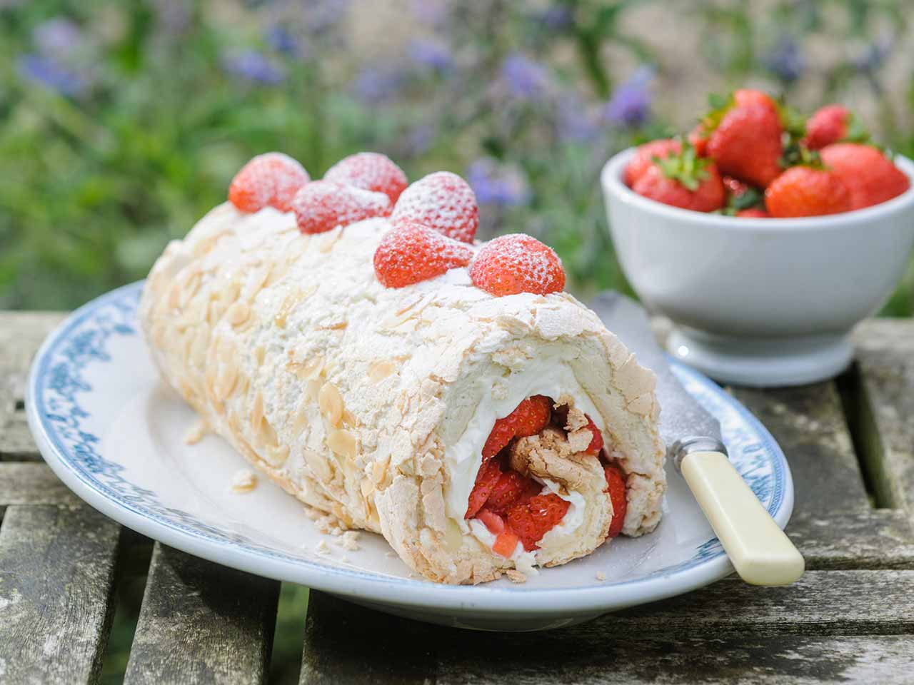 Strawberry meringue roulade with marscapone