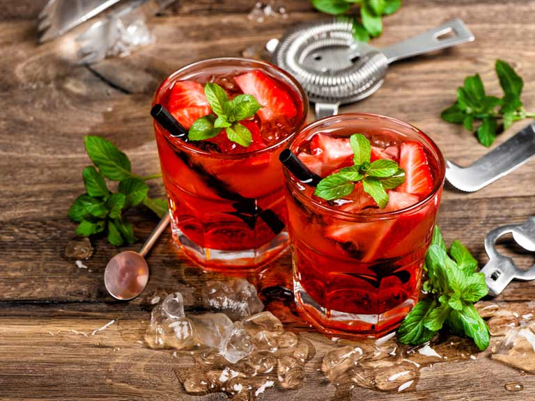 Strawberry wine cocktails