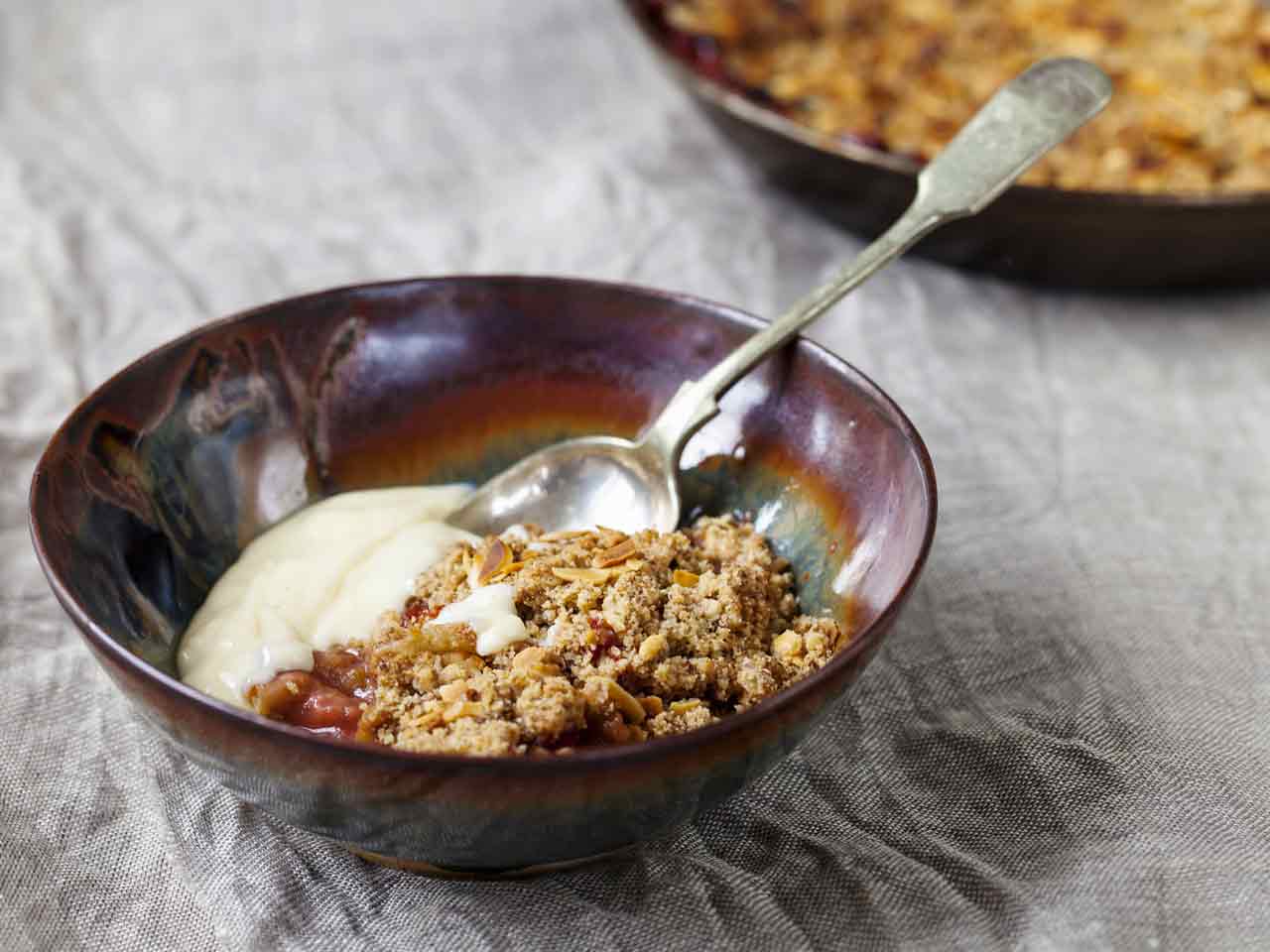 Rhubarb crumble with ginger