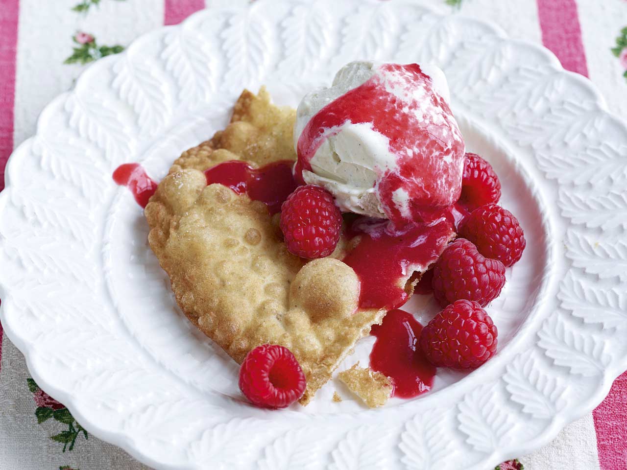 Buñuelos with raspberry purée 