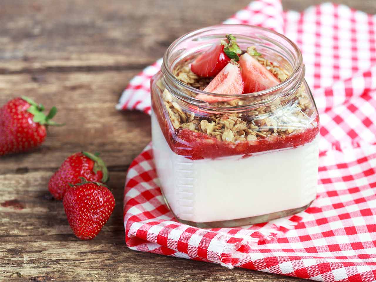 Homemade strawberries and yoghurt pot