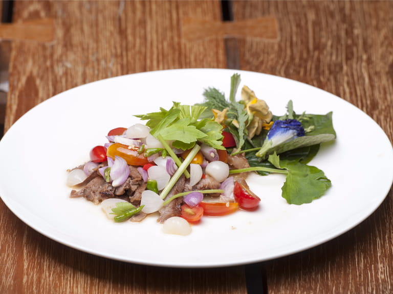 Neua Nam Tok - สลัดเนื้อย่างเป็นอาหารที่ได้รับความนิยม
