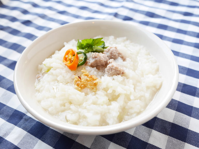 อาหารเช้าไทยข้าวต้มหมู - ข้าวต้มหมูสับ