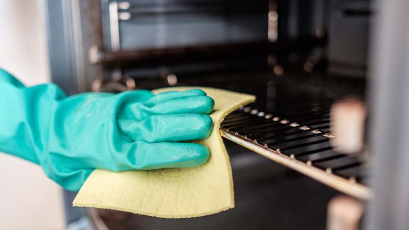 cleaning the oven