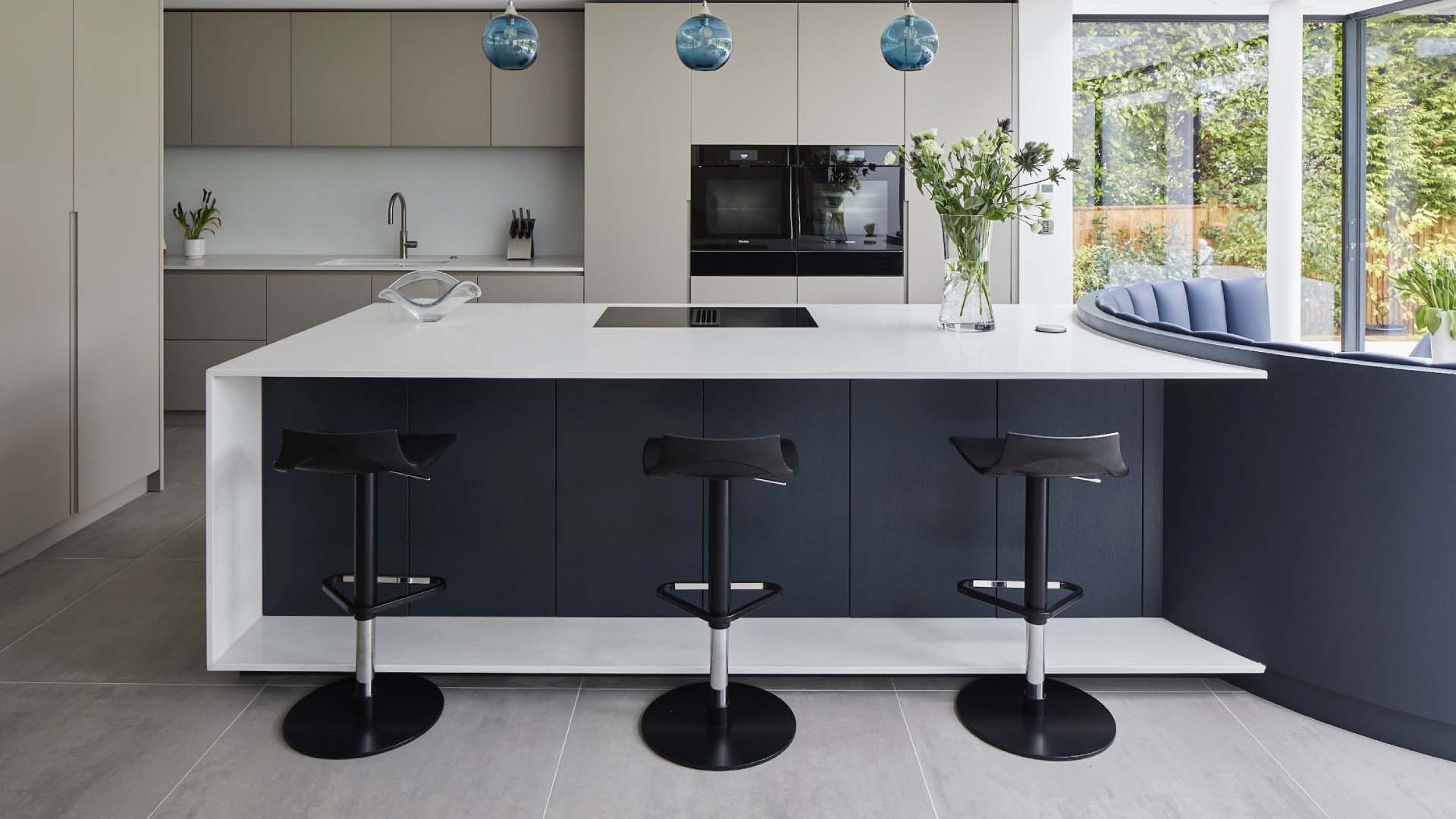 Blue and grey kitchen by Piqu