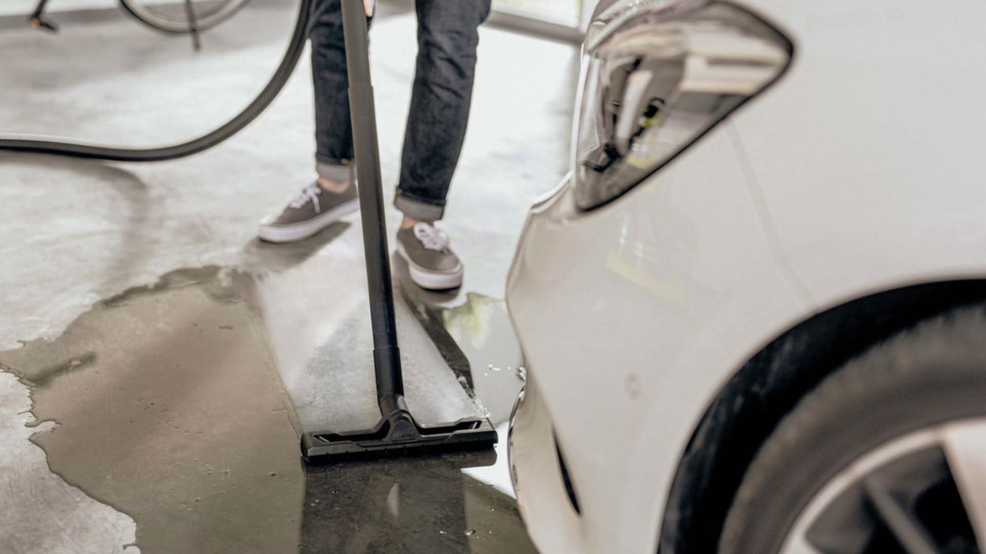 wet and dry vacuum cleaner can handle both wet and dry messes