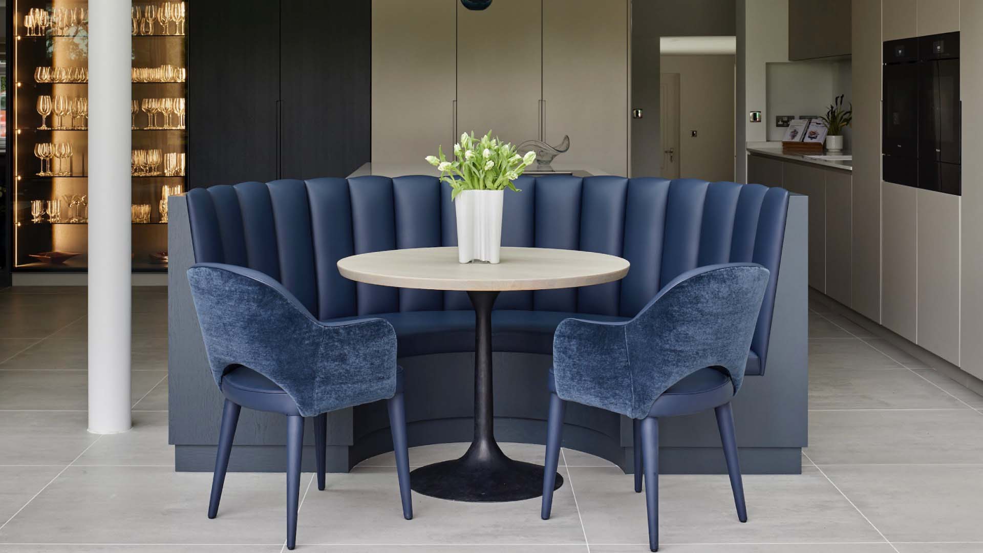 Polished grey and navy blue blue kitchen by Piqu.