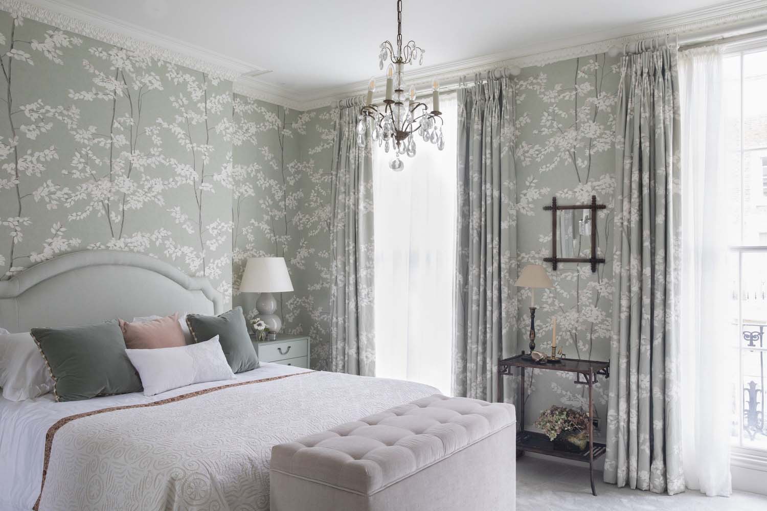 Green wallpaper in the bedroom