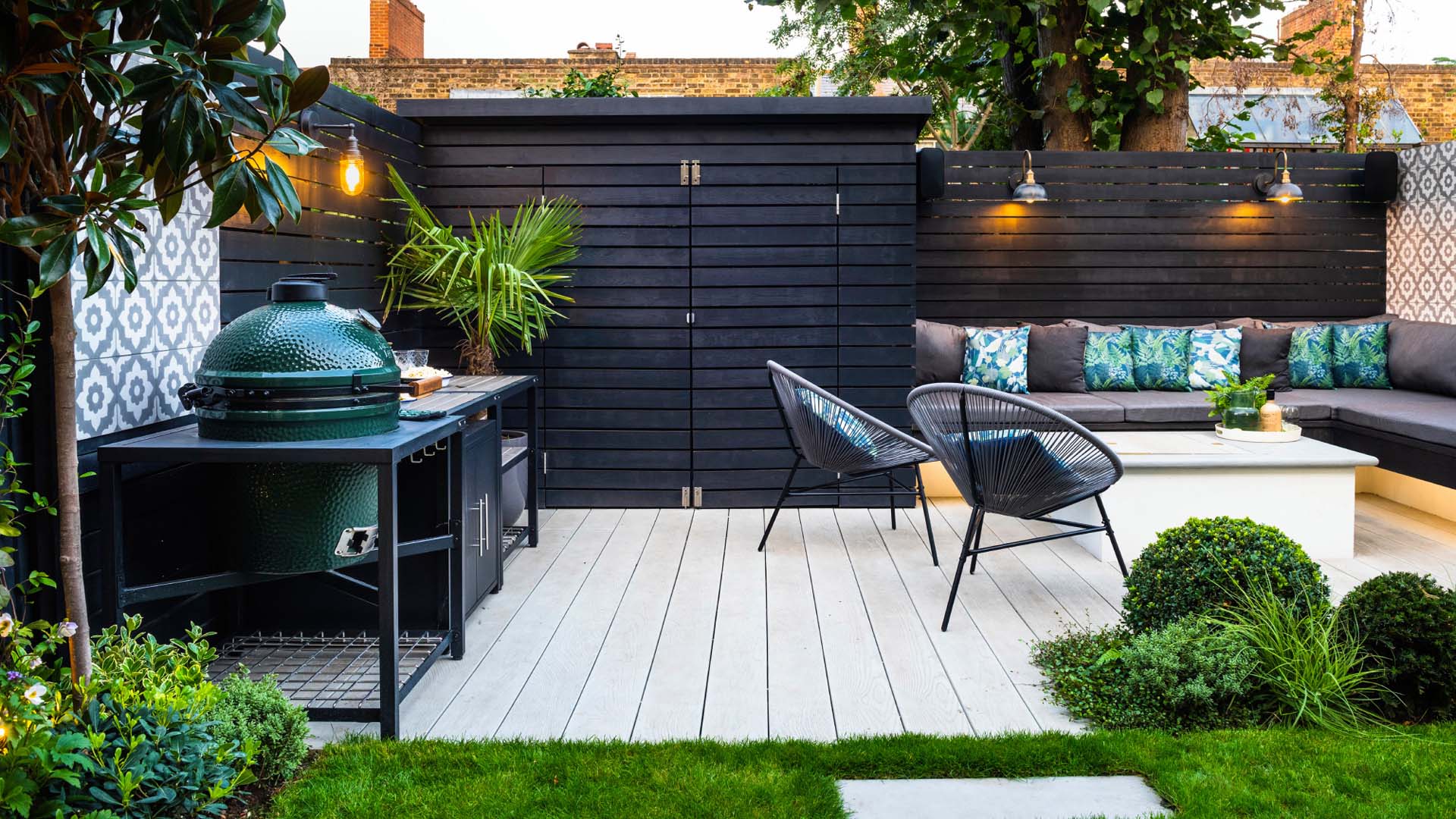 Light floor garden patio design with black and tiles walls, black chairs and integrated long bench with marine cushions