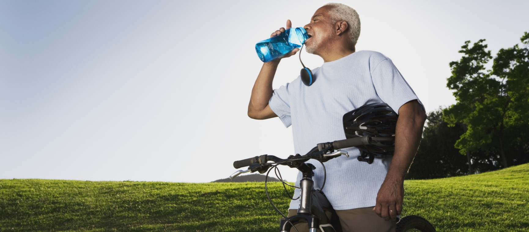 A man with water bottle and mountain bike ensuring he stays hydrated during exercise | Getty/Jupiterimages