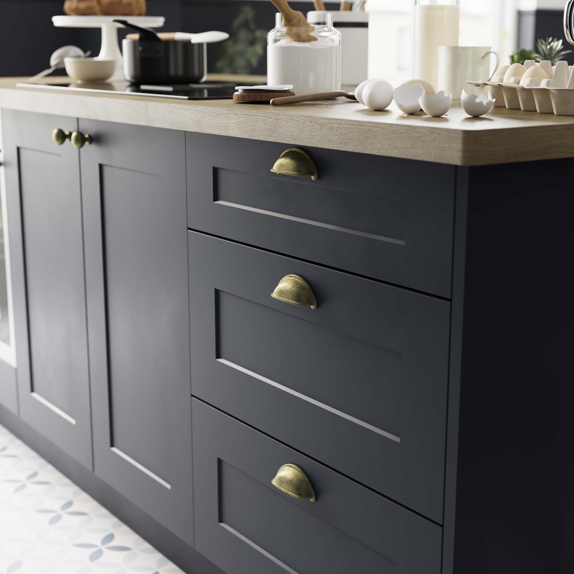 drawers with handles in the kitchen