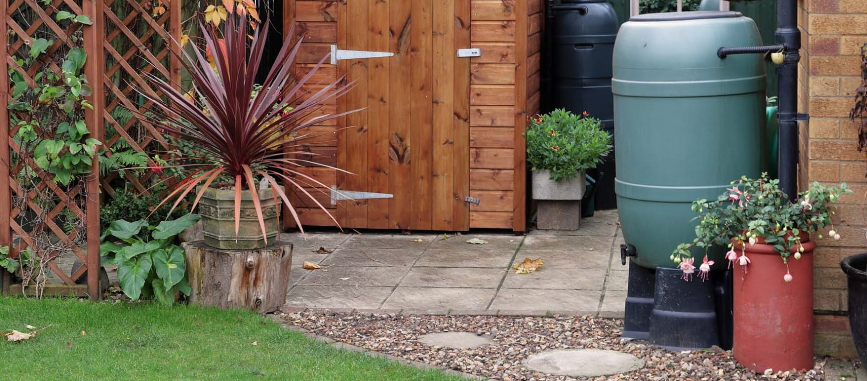 A water butt in a  garden |  Shutterstock/Christlofoto