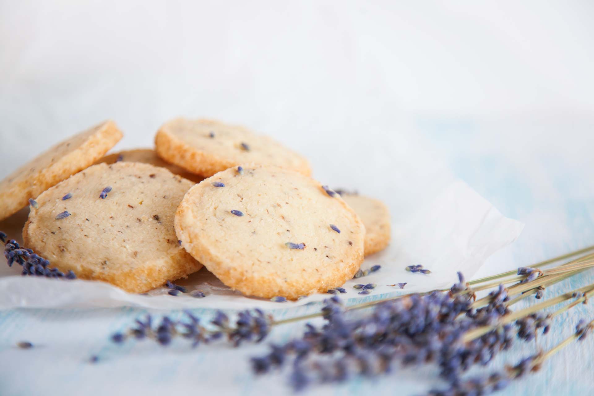 Biscuits flavoured with lavender
