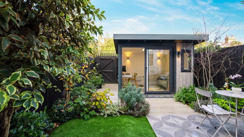 A garden house that blends with its surroundings