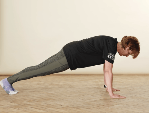 woman doing mountain climber