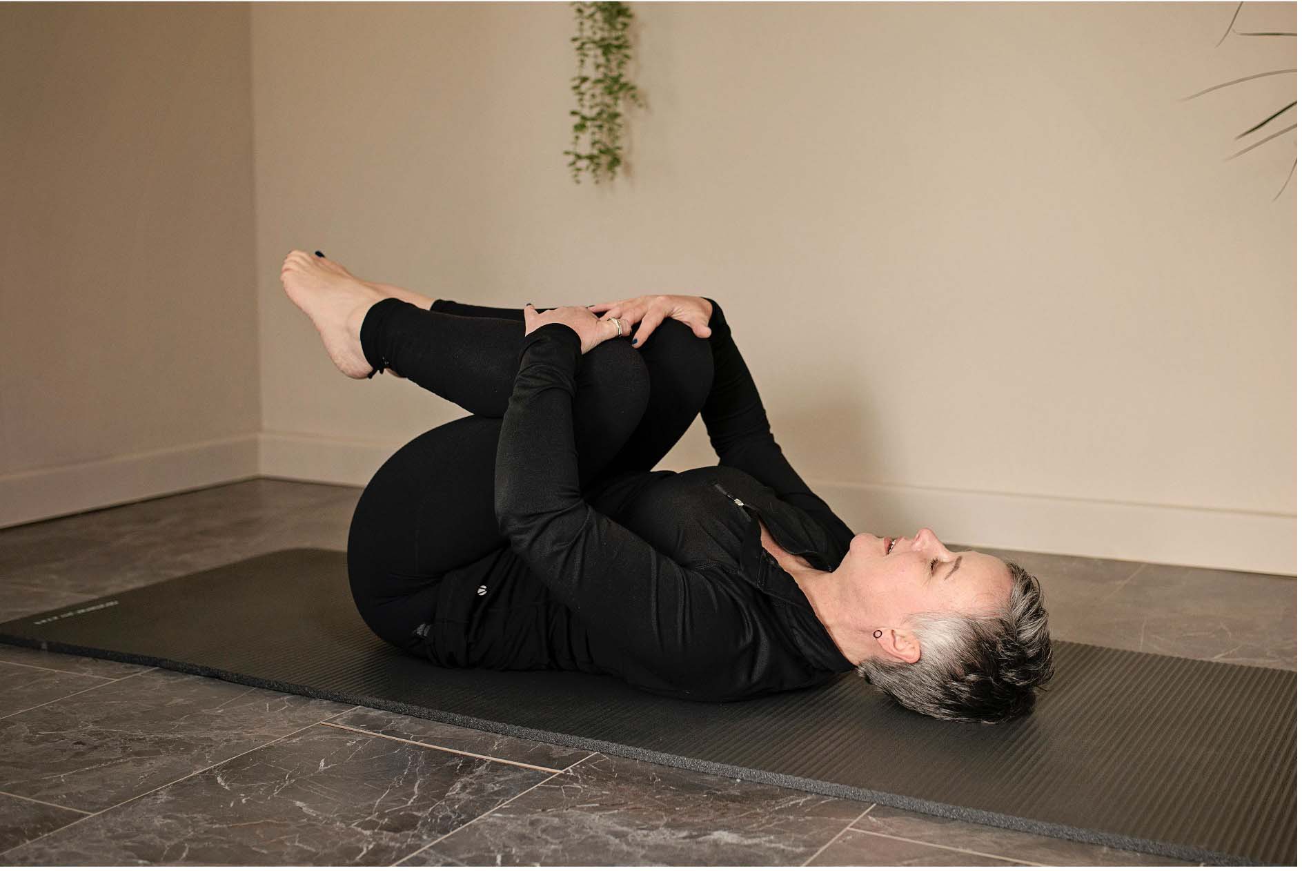 Demonstrating knee hug position