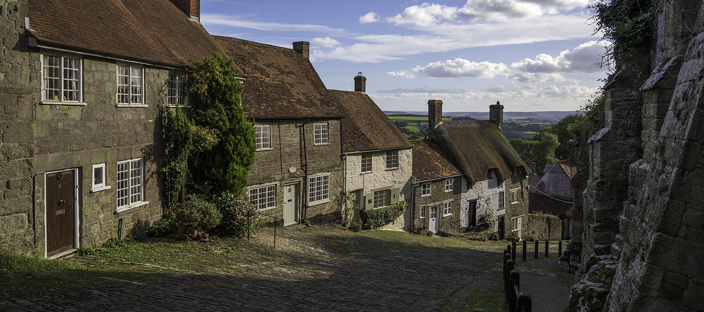 A view of the picturesque Gold Hill in the town of Shaftesbury in Dorset, UK.