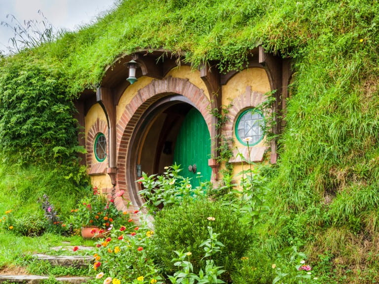 Visit Hobbit hang-out isn New Zealand | Alamy
