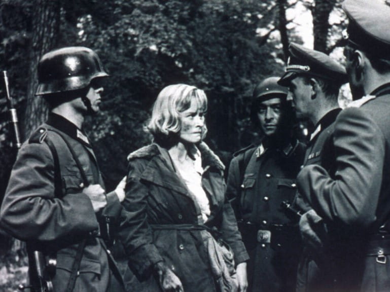 Virginia McKenna as Violette Szabo in film Carve Her Name with Pride