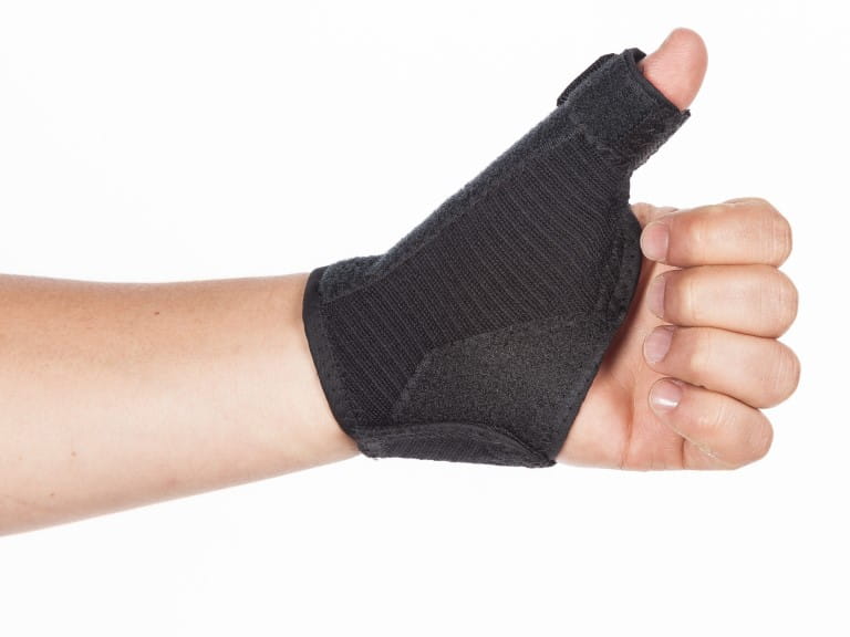A hand wearing a thumb splint doing a thumbs up | Getty/Gonzalo Calle Asprilla