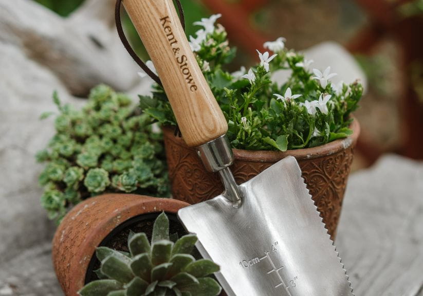 A trowel propped up on some clay flowerpots