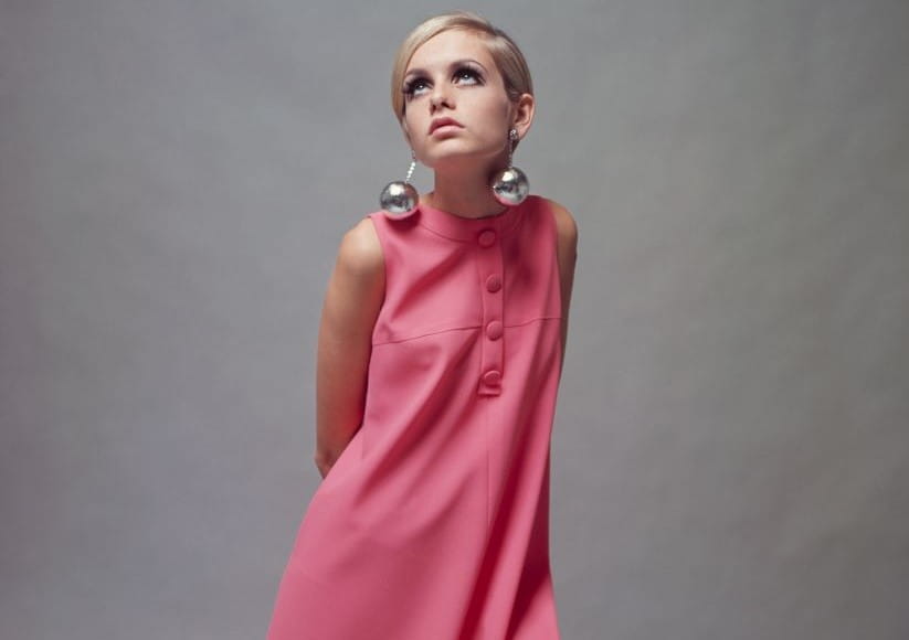 Twiggy when she was a model wearing pink and pink earrings looking to the sky in a studoi