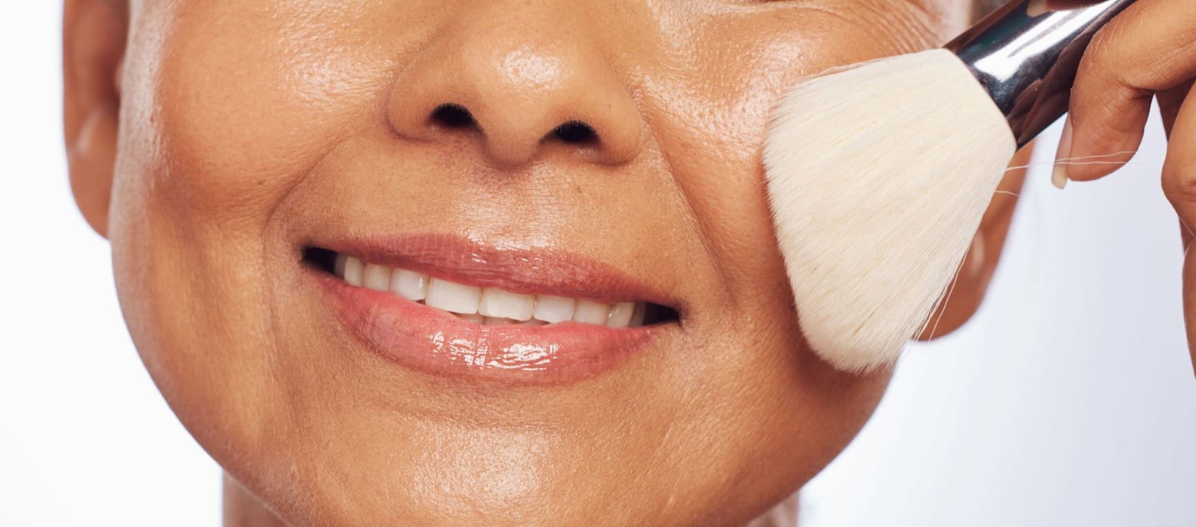 Woman using bronzer