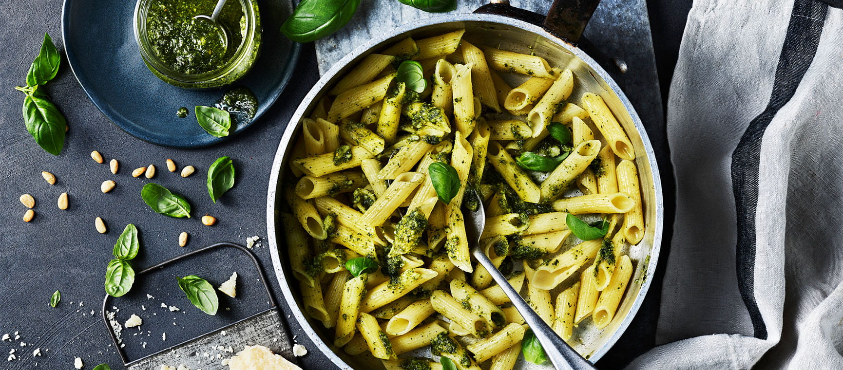 Penne pasta with green pesto