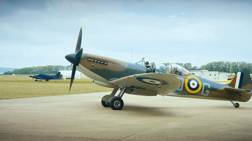 A Spitfire preparing to taxi, with Jeremy Taylor in the rear seat