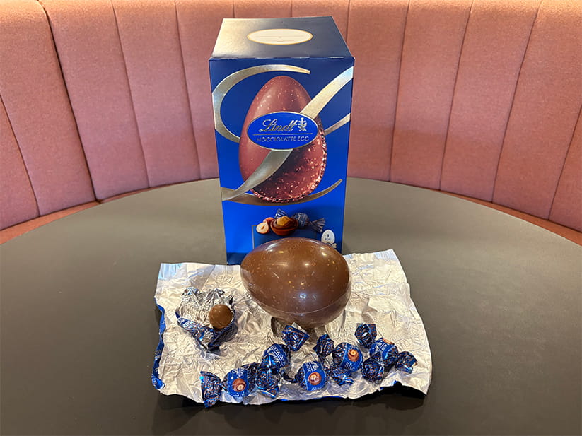 A Lindt Nocciolatte Easter egg laid out with its packaging