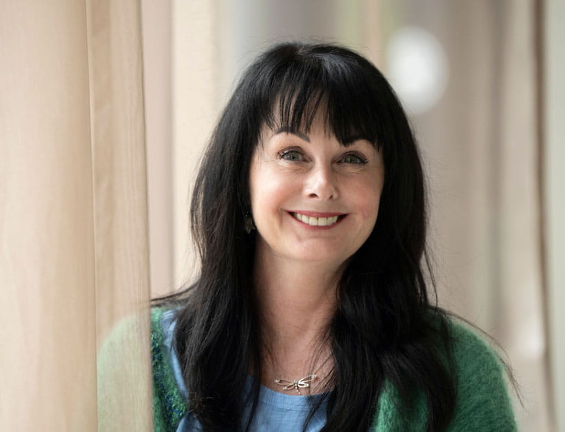 Head and shoulders shot of Marian Keyes facing the camera and smiling