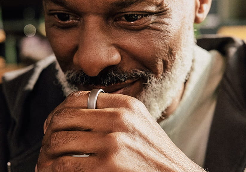 An older man wearing an Oura ring Gen3