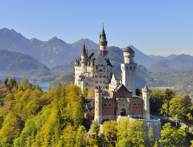 Dvorac Neuschwanstein u Bavarskoj, na prekrasan vedar dan