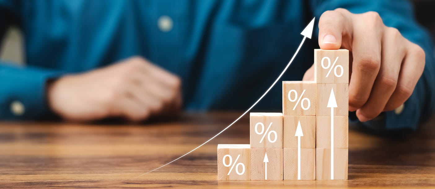 Wooden blocks in ascending height order with arrows pointing upwards to percentage symbols