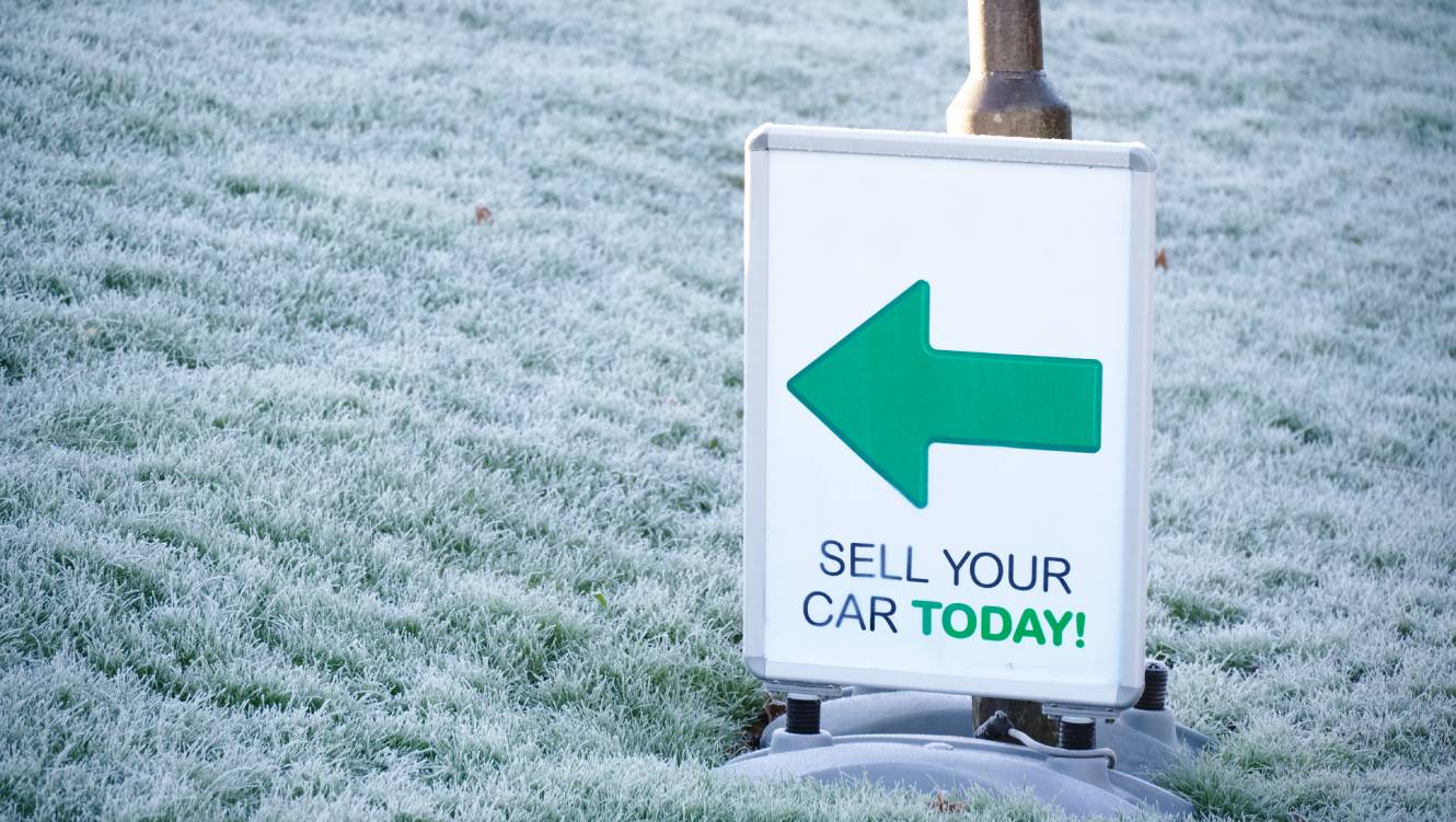 Sell your car sign and direction arrow