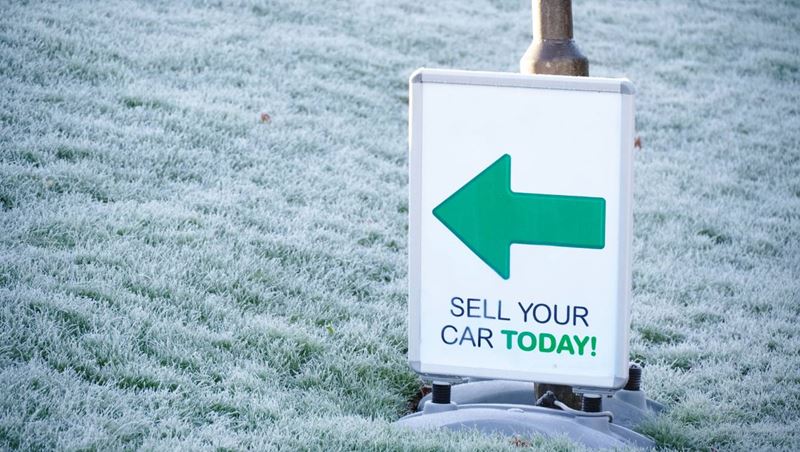 Sell your car sign and direction arrow