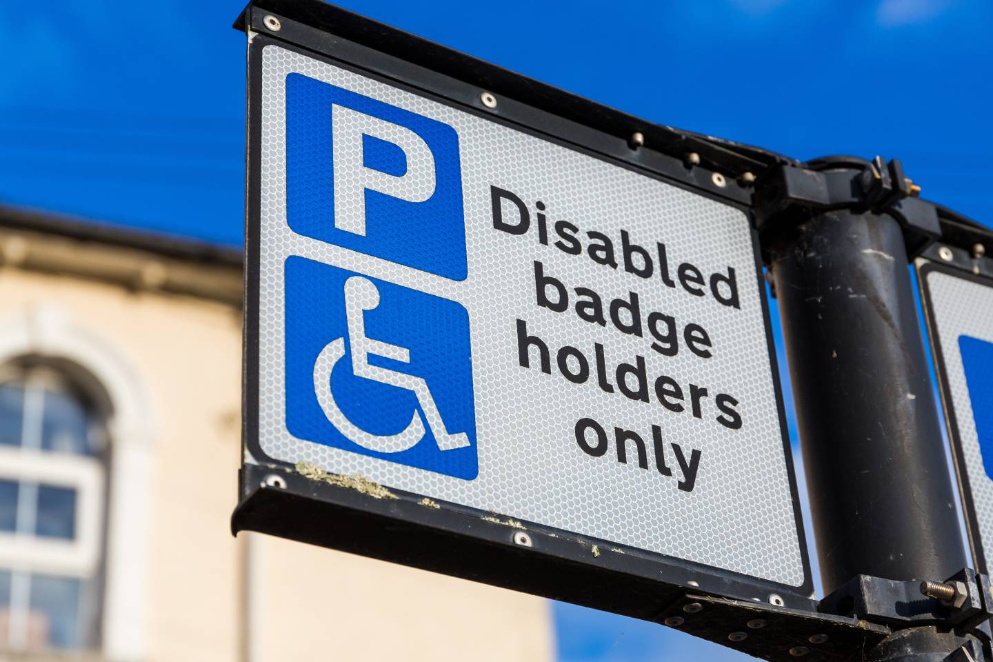 A disabled badge holders only post sign
